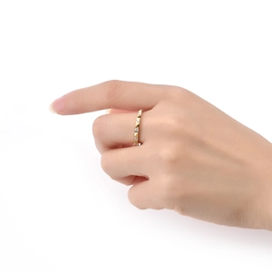 Détail de la bague plaquée or 18 carats avec serti pyramide et zircons sur le doigt