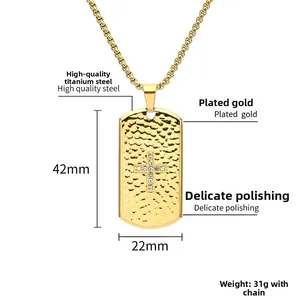 Collier plaque militaire en acier titane doré avec texture martelée et croix en cristal