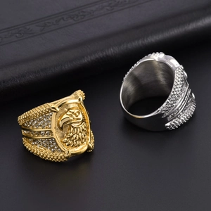 Détail macro de la bague tête d'aigle punk avec pavé de zircon et placage or et argent