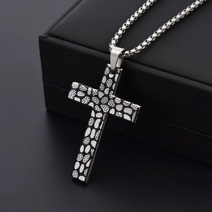 Collier avec pendentif croix vintage en acier titane et motifs de pois modernes