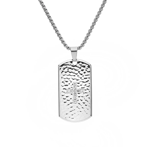 Collier plaque militaire en acier titane avec texture martelée et croix en zircons