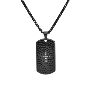 Collier homme en acier titane noir avec texture martelée et pendentif croix serti