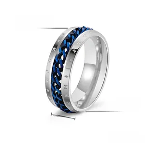 Dettaglio anello rotante 8mm in acciaio al titanio con catena blu e rune nordiche