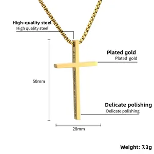 Détail du pendentif croix dorée avec gravure laser et dimensions de 50x28 mm