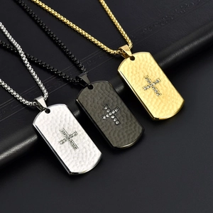 Collier Plaque Militaire Martelé en Acier Inoxydable pour Hommes avec Pendentif Croix en Strass Bijoux Religieux Chic Hip Hop