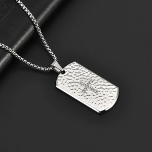 Vue détaillée du pendentif militaire en acier titane avec texture martelée et croix CZ