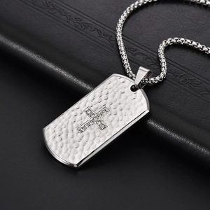 Collier plaque militaire en titane avec texture martelée et croix en strass
