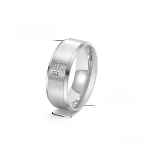 Détail macro d'une bague en acier titane 8mm avec surface brossée et croix sertie de zircon
