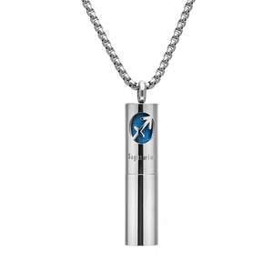 Detailansicht des Schütze-Sternzeichen-Anhängers in Silber mit blauer Einlage