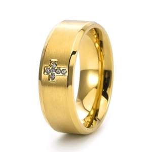 Détail d'une bague en acier doré 8mm avec finition brossée et croix sertie de zircones