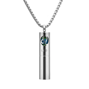 Detailaufnahme der Löwe-Zodiac-Kette mit blauem Diffusor und Edelstahl-Zylinder-Anhänger