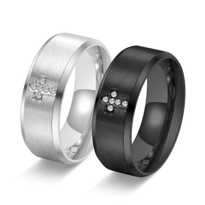 Bague homme 8mm en acier titane brossé avec croix incrustée et cristaux étincelants