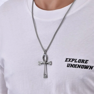 Detaillierte Nahaufnahme des silbernen Ankh-Kreuz-Anhängers mit funkelnden Kristallen