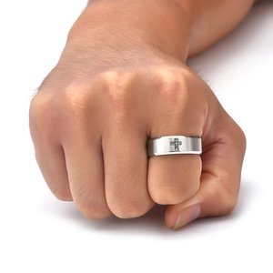 Détail d'une bague en acier titane brossé de 8mm avec croix sertie de zircons au doigt