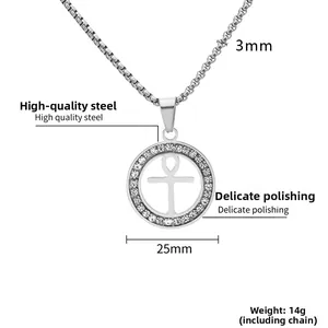 Détail du pendentif croix Ankh 25mm serti de zircons blancs et chaîne perlée de 3mm