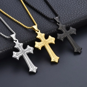 Tre collane con ciondolo a croce in acciaio inossidabile nei colori argento, oro e nero