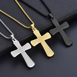 Trois colliers avec pendentif croix en acier titane hip-hop en argent, or et noir