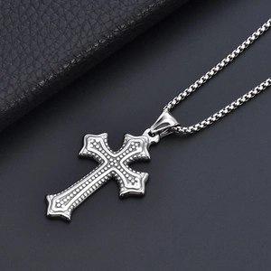 Collana con ciondolo a croce gotica in acciaio inossidabile con catena box su pelle scura