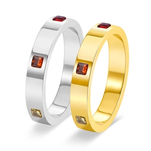 Anelli in acciaio lucido oro e argento con tre pietre quadrate arcobaleno su sfondo bianco