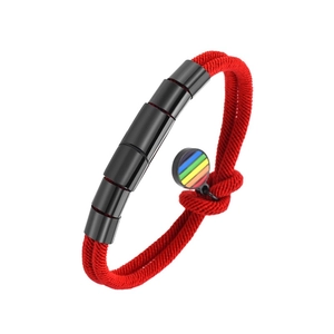 Détail du bracelet en corde milanaise tressée rouge avec perles noires et pendentif arc-en-ciel