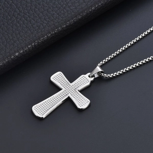 Collier pendentif croix hip-hop pour homme avec texture mesh et chaîne box argentée