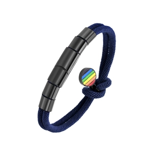Détail d'un bracelet tressé bleu foncé avec tubes en métal noir et pendentif arc-en-ciel