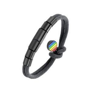 Détail d'un bracelet en corde tressée grise avec perles noires et pendentif arc-en-ciel