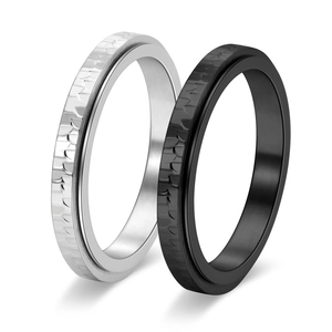 3mm stainless steel hammered spinner ring set in silver and matte black finish