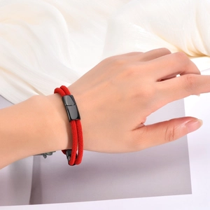 Gros plan d'un bracelet en corde tressée rouge à double couche avec fermoir magnétique noir