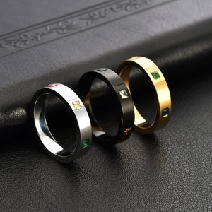 Set di anelli in acciaio inossidabile con gemme arcobaleno su sfondo in pelle