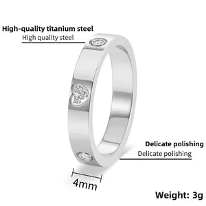 Vue détaillée d'une bague coeur en acier titane de 4mm avec finition polie et cristaux
