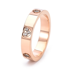 Détail macro d'une bague coeur en or rose 18 carats avec sertissage de diamants