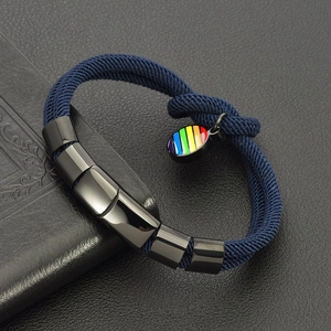 Bracelet double couche tressé bleu foncé avec fermoir magnétique noir et arc-en-ciel