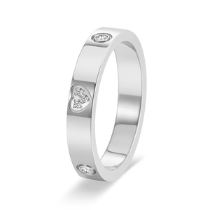Bague en or 18 carats polie avec incrustations de diamants cœur et ronds sur fond blanc