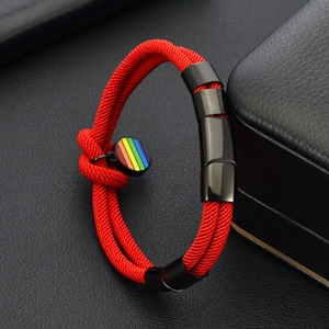 Bracelet double couche en corde tressée rouge avec fermoir magnétique noir et arc-en-ciel