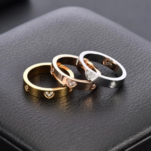 Ensemble de trois bagues tricolores avec incrustations de cœurs et zircons cubiques