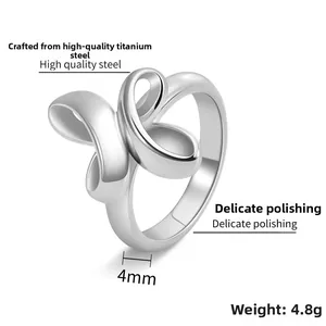 Détail macro d'une bague en acier de 4mm, poids 4,8g avec finition argentée polie