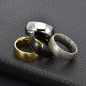 Set de 4 anillos de acero pulido de 8mm en plata, negro, oro y acabados vintage retro