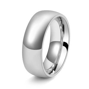 Detalle de anillo de acero inoxidable plateado pulido con perfil redondo y acabado espejo