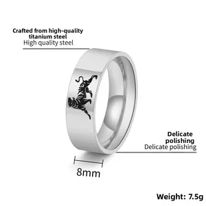 Gros plan d'une bague en acier poli de 8mm avec motif de tigre noir gravé en détail