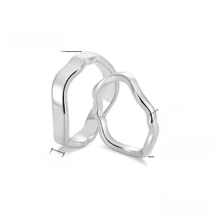 Nahaufnahme von 2mm und 4mm polierten, wellenförmigen Edelstahlringen in Silber-Optik