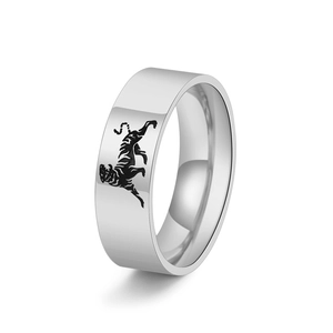 Bague pour homme en acier inoxydable poli de 8 mm avec motif de tigre gravé