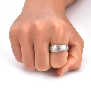 Primer plano de anillo de acero inoxidable negro mate de 8mm con textura rústica
