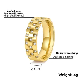 Vue détaillée d'une bague en acier titane doré 6mm avec zircon carré et finition polie
