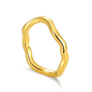 Detailansicht eines 18K vergoldeten unregelmäßigen Wellenrings mit Flüssigmetalltextur