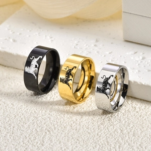 Détail des bagues de 8mm en acier avec motif de tigre en noir, doré et argent brillant