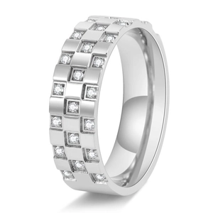 Vue macro de la bague à motif damier avec carrés en acier et pierres de zircone
