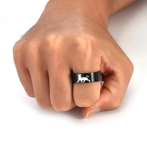 Gros plan d'une bague noire en titane 8mm pour homme avec motif tigre blanc au doigt