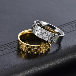 Bagues damier neutres en acier titane or et argent avec incrustation de zircon carré