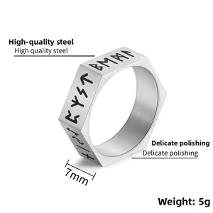 Détail de la bague en acier titane de 7mm avec runes nordiques et fini brossé